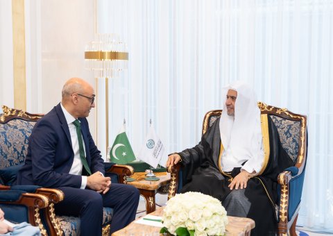 His Excellency Sheikh Dr. Mohammad Al-issa, Secretary-General of the MWL and Chairman of the Organization of Muslim Scholars, met with His Excellency Mr. Ahmad Farooq, Ambassador of the Islamic Republic of Pakistan to the Kingdom of Saudi Arabia