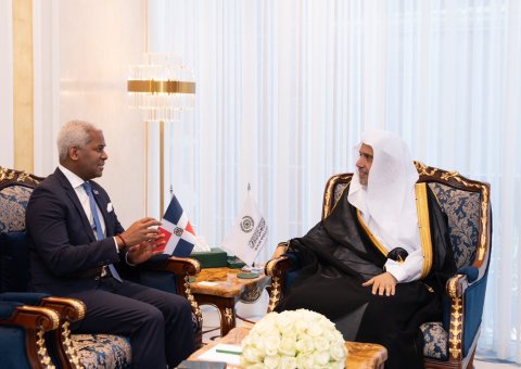 À Riyad le Secrétaire général, et Président de l’Organisation des savants musulmans, cheikh Mohammed Al-Issa a rencontré M. Andy Rodriguez Duran, Ambassadeur de la République dominicaine en Arabie saoudite.