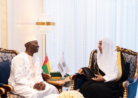 Le Secrétaire général, Président de l’Organisation des savants musulmans cheikh Mohammed Al-Issa a rencontré l’Ambassadeur extraordinaire et plénipotentiaire de la République de Guinée-Bissau auprès du Royaume d’Arabie Saoudite.