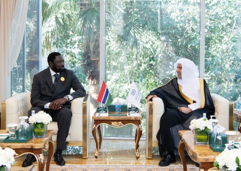 Le Secrétaire Général, Président de l’Organisation des savants musulmans, cheikh Mohammed Al-Issa, a rencontré le Ministre des Affaires Étrangères de la République de Gambie, M.Mamadou Tangara