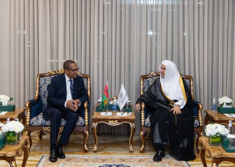 Le Secrétaire général, Président de l’Organisation des savants musulmans, cheikh Mohammed Al-Issa , a rencontré le Ministre des Affaires Étrangères de la République de Guinée-Bissau, M. Carlos Pinto Pereira. Au cours de la rencontre