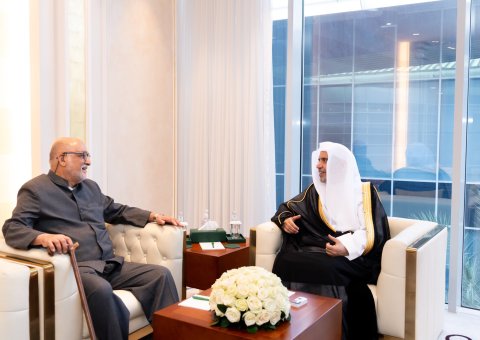 At his office in Riyadh, His Excellency Sheikh Dr .Mohammed Al-issa, Secretary-General of the Muslim World League and Chairman of the Organization of Muslim Scholars, met with Mr. Mohamed Hussein Mohamed, Chairman of the Sri Lanka Islamic Center