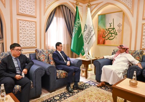 L’Adjoint du Secrétaire Général aux relations internationales M. Mohammed Al Majdouie a reçu à Jeddah le Consul Général de la République populaire de Chine, M. Wang Qimin, accompagné de sa délégation.