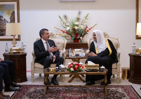 His Excellency Sheikh Dr. Mohammed Al-Issa, Secretary-General of the MWL and Chairman of the Organization of Muslim Scholars, met with Dr. Yusuf Tekin, Minister of National Education in the Republic of Türkiye, and the accompanying delegation.