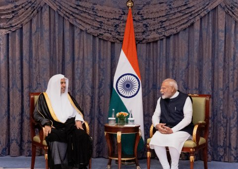 Yang Mulia Sekretaris Jenderal LMD, Ketua Organisasi Ulama Muslim, Syekh Dr. Mohammed Alissa, bertemu dengan Yang Mulia Perdana Menteri Republik India, Tuan Narendra Modi, di Jeddah.