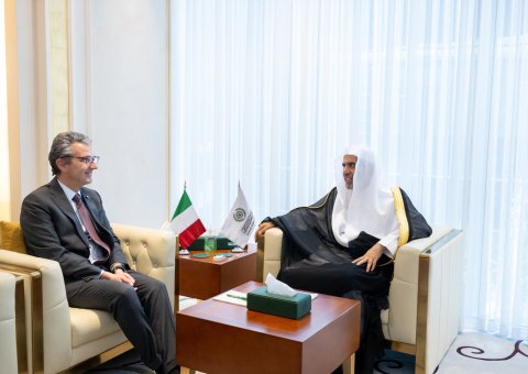 Le Secrétaire général, Président de l’Organisation des savants musulmans, cheikh Mohammed Al-Issa, a reçu aujourd’hui à Riyad, M. Carlo Baldocci, Ambassadeur de la République d’Italie auprès du Royaume d’Arabie Saoudite.