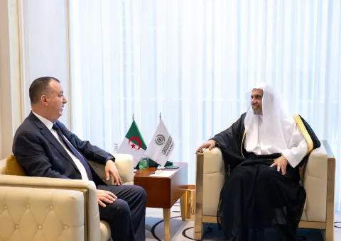 El Secretario general, Presidente de la Comisión de Ulemas, Sheij Mohammed Al-Issa , recibió hoy en Riad al Embajador de la República Argelina Democrática y Popular ante el Reino de Arabia Saudita, el Sr. Chérif Walid.
