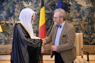 El Secretario general y presidente del Consejo de Ulemas, el sheij Dr. Mohammed Al-Issa , se reunió con el presidente del Parlamento federal belga, el Sr. Peter De Roover, en la sede del Parlamento, en Bruselas.