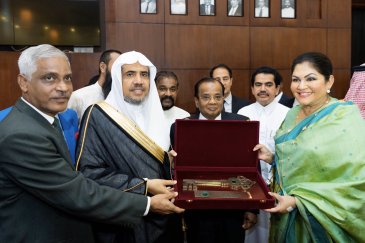 کولمبو کی میئر نے معزز شخصیات اور سفارتی ارکان کی موجودگی میں میں عزت مآب شیخ ڈاکٹر محمد العیسی کا خیر مقدم کیا اور انہیں دار الحکومت کی کلید پیش کی