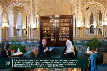 En début d’après-midi, où il doit prononcer une conférence au palais de l’Alhambra et tenir d’importantes rencontres officielles et religieuses