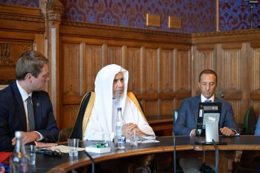 Parlemen Inggris menyelenggarakan pertemuan di markasnya di "London" dengan Yang Mulia Sekretaris Jenderal LMD, Ketua Organisasi Ulama Muslim, Syekh Dr. Mohammed Alissa