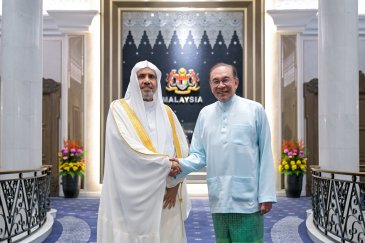  H.E. Dato' Sri Anwar Ibrahim, Prime Minister of Malaysia, received H.E. Sheikh Dr. Mohammed Al-Issa, Secretary-General of the Muslim World League (MWL) and Chairman of the Organization of Muslim Scholars.