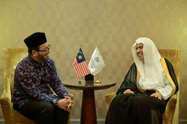 During his visit to the Kingdom of Malaysia to implement a number of programs in service of the Holy Qur’an and Sunnah, and to witness several agreements in the Malaysian capital, Kuala Lumpur