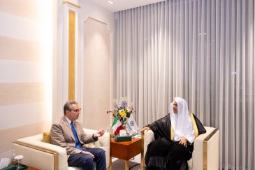 Yang Mulia Sekretaris Jenderal LMD, Syekh Dr. Mohammed Al-Issa , menerima kunjungan Duta Besar Republik Italia untuk Kerajaan Arab Saudi, Tuan Carlo Baldocci