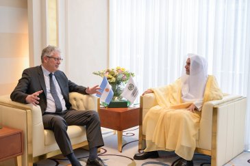 استقبل معالي الأمين العام، رئيس هيئة علماء المسلمين، فضيلة الشيخ د. ⁧‫محمد العيسى‬⁩ ‬⁩، في مكتبِه بالرياض، ظُهرَ  اليوم، سعادةَ سفير جمهورية الأرجنتين لدى المملكة العربية السعودية، السيد فاكوندو فيلا