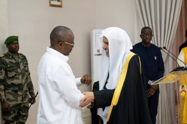 Au palais présidentiel de la capitale Bissau, M. Umaro Sissoco Embaló, Président de la République de Guinée-Bissau, a décerné au Secrétaire général, Président de l’Organisation des savants musulmans, cheikh Mohammed Alissa,