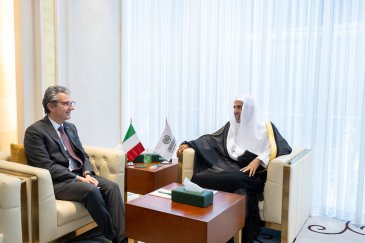 Le Secrétaire général, Président de l’Organisation des savants musulmans, cheikh Mohammed Al-Issa, a reçu aujourd’hui à Riyad, M. Carlo Baldocci, Ambassadeur de la République d’Italie auprès du Royaume d’Arabie Saoudite.