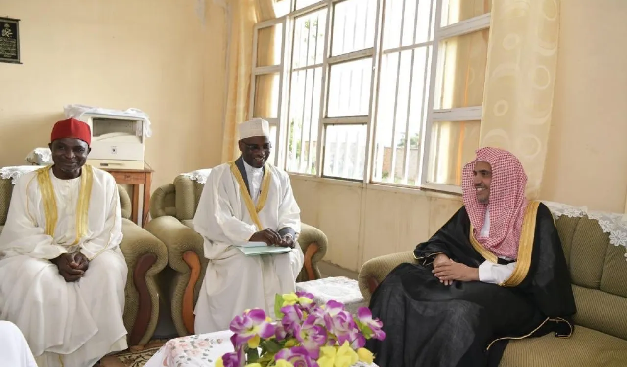 معالي أمين عام رابطة العالم الإسلامي⁩ الشيخ د.محمد العيسى⁩، يزور الجمعية الإسلامية في ⁧بوروندي⁩، ويلتقي بسماحة مفتي الجمهورية الشيخ صديق كاجندي، وجمع من العلماء والفقهاء الذين يعملون بمكاتب الجمعية في جميع أنحاء البلاد.