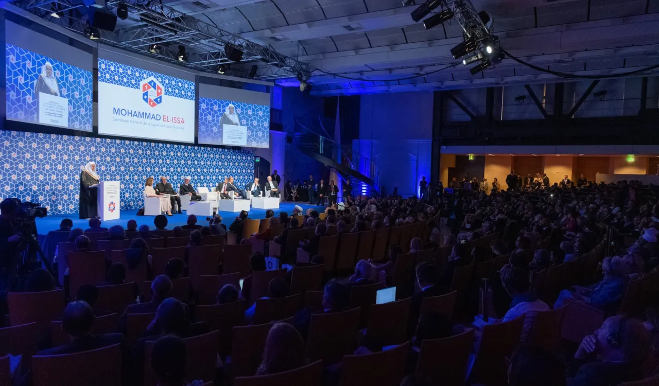 بمشاركة فرنسية رسمية .. ولأول مرة في التاريخ الفرنسي .. اجتماع قيادات الطوائف "اليهودية" و"المسيحية بمذاهبها الثلاثة: الكاثوليكية والأرثوذكسية والبروتستانتية" على منصة واحدة في مؤتمر ⁧رابطة العالم الإسلامي⁩ للسلام والتضامن