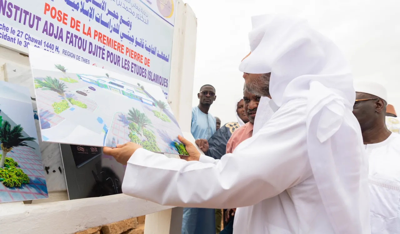 Le D.Mohammad Alissa pose la pierre angulaire pour un dispensaire de santé et un institut d’études arabes dans la ville de Thiès au Sénégal.
