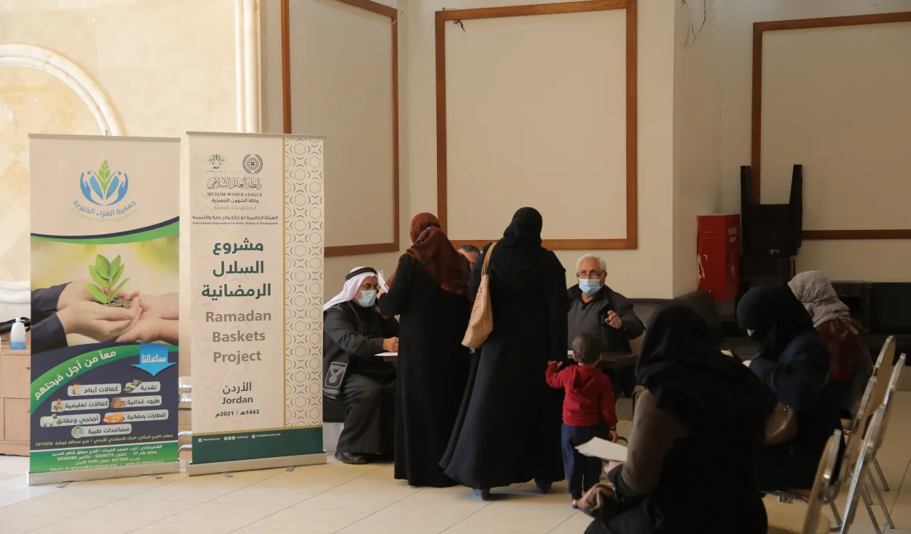 « Mois béni par l’aide et le soutien » Des coupons alimentaires de Ramadan pour les réfugiés syriens en Jordanie Une des initiatives de la LIM durant le mois de Ramadan: