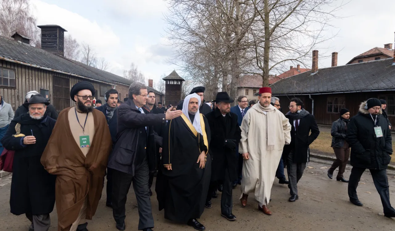 معالي الشيخ د. ⁧‫محمد العيسى‬⁩ يرأس وفداً من كبار العلماء المسلمين إلى معسكر الإبادة الجماعية في ⁧‫أوشفيتز‬⁩ ببولندا
