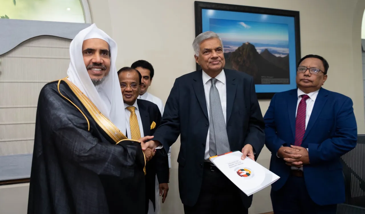 Le D.Mohammad Alissa a rencontré à Colombo le Premier Ministre du Sri Lanka qui a loué la période de la visite de la LIM en confirmant la fierté des citoyens musulmans, le SG a confirmé son soutien au Sri Lanka pour renforcer l’harmonie religieuse et éthique.