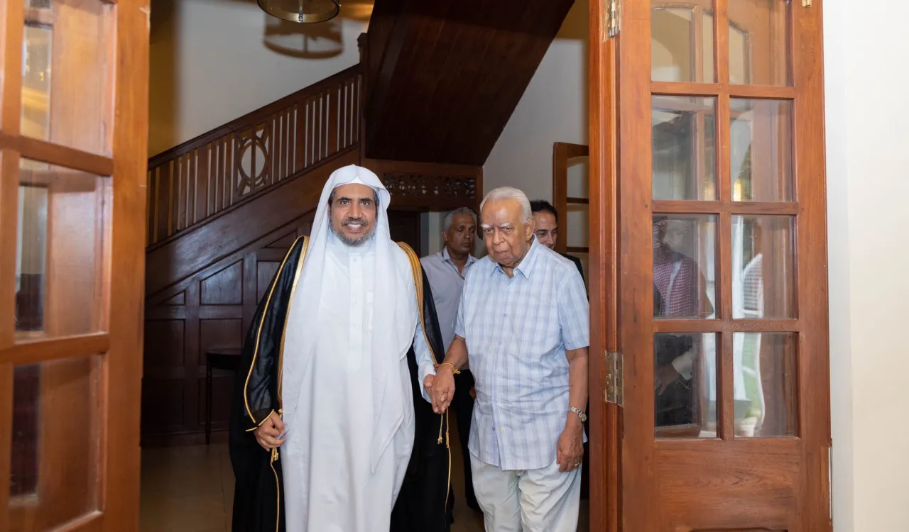 Le SG de la Ligue Islamique Mondiale a rencontré le chef de l’alliance tamoule M. Rathbane qui a loué les efforts du D. Mohammad Alissa pour la promotion des relations entre les groupes surtout au Sri Lanka en vue d’aider à l’harmonie dont le SG a confirmé l’importance.