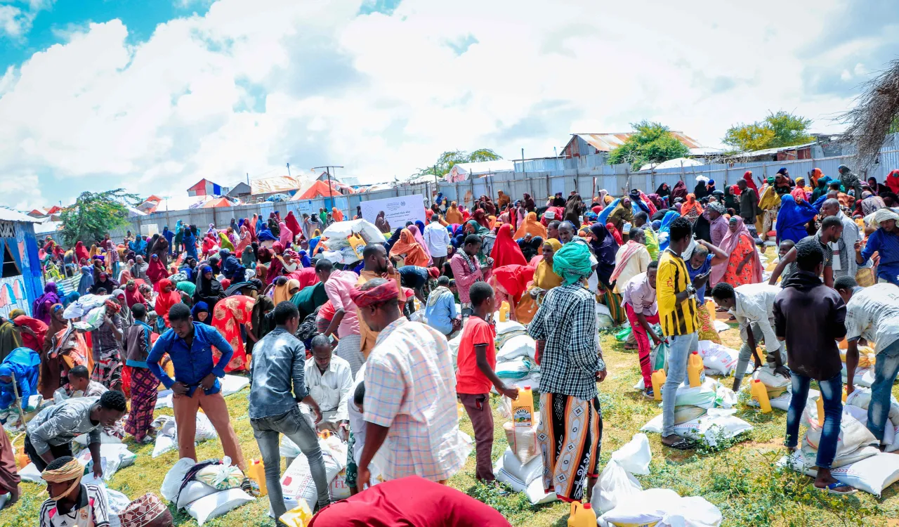 في مواجهة الجفاف بـالصومال‬⁩: ‏مواصلة توزيع الغذاء وصهاريج مياه الشرب والرّي