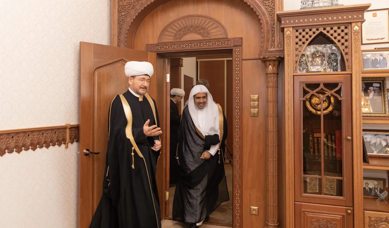 سیکرٹری جنرل ڈاکٹرمحمد العیسی سے روسی فیڈریشن مفتی کونسل کے صدر مفتی راوی عین الدین نے اپنی ملاقات میں کہاکہ:  سعودی عرب کی قیادت مسلم امت کےلئےفضل الہی ہے،جس پر روس کےمسلمان دیگرمسلمان اقوام کی طرح فخر کرتےہیں