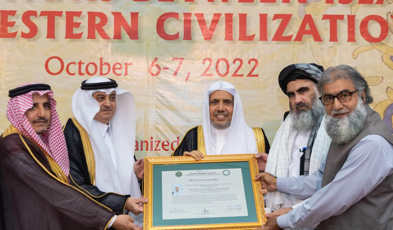 مؤتمر باكستان الدولي: “الإسلاموفوبيا وأثرها في العلاقة بين العالم الإسلامي والغرب”، يمنح معالي الأمين العام رئيس هيئة علماء المسلمين الشيخ د.#محمد_العيسى، “شهادة السلام”