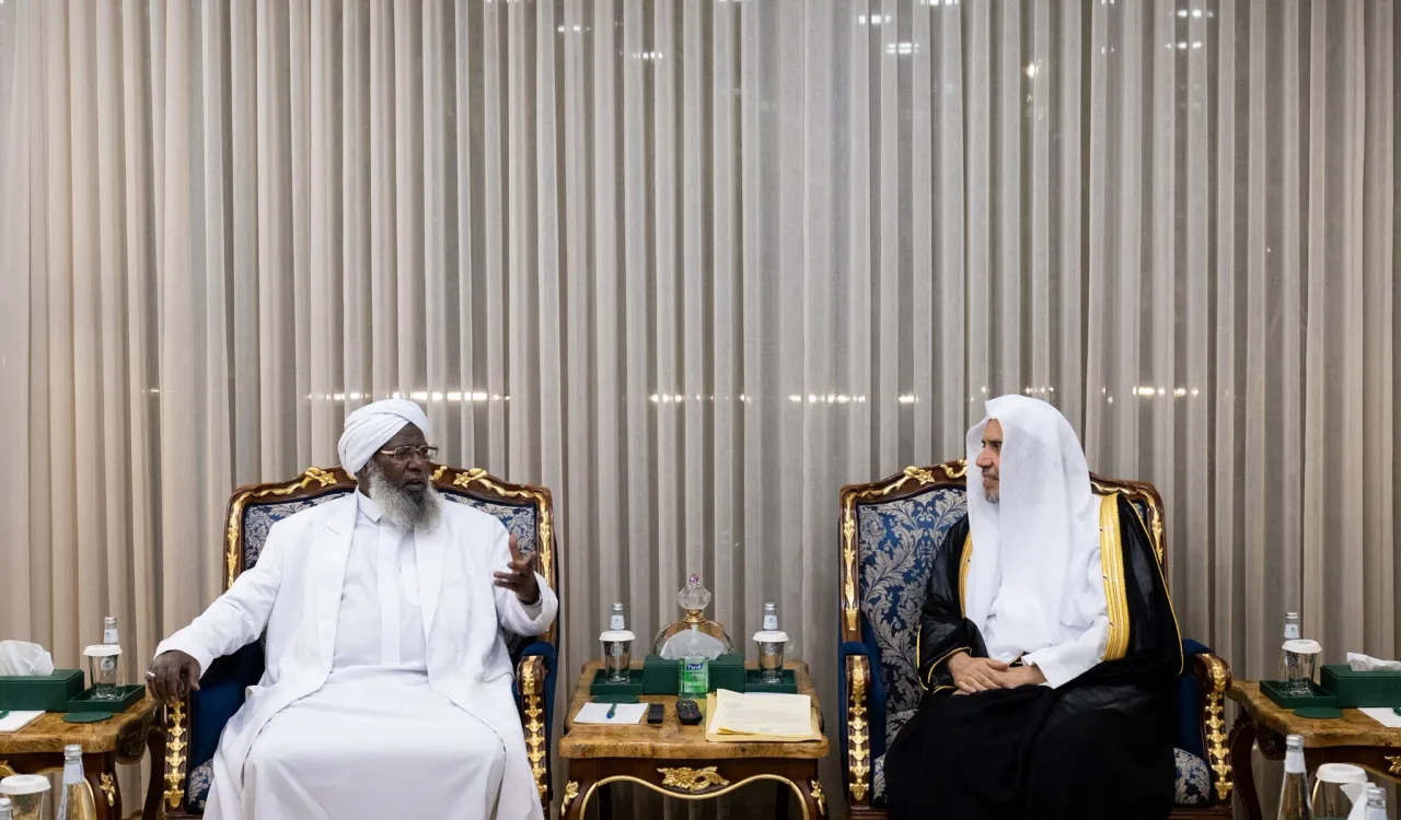 ‏استقبل معالي الأمين العام، رئيس هيئة علماء المسلمين، فضيلة الشيخ د.⁧‫محمد العيسى‬⁩ ⁦‪‬⁩، في مكتبه مساء اليوم، فضيلة كبير الأئمة، رئيس المجلس الأعلى للشؤون الإسلامية، رئيس مجلس العلماء بجمهورية إثيوبيا، الشيخ د.حاجي إبراهيم توفا. ‏واستعرضَ اللقاءُ الموضوعات ذات الاهتمام المشترك.