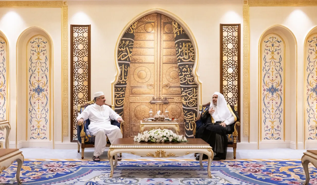 El Secretario general y Presidente de la Comisión de Ulemas, el Sheij Mohammed Alissa, recibió en La Meca al Presidente de la Corte suprema de la República islámica de Pakistán, el juez Yahya Afridi.