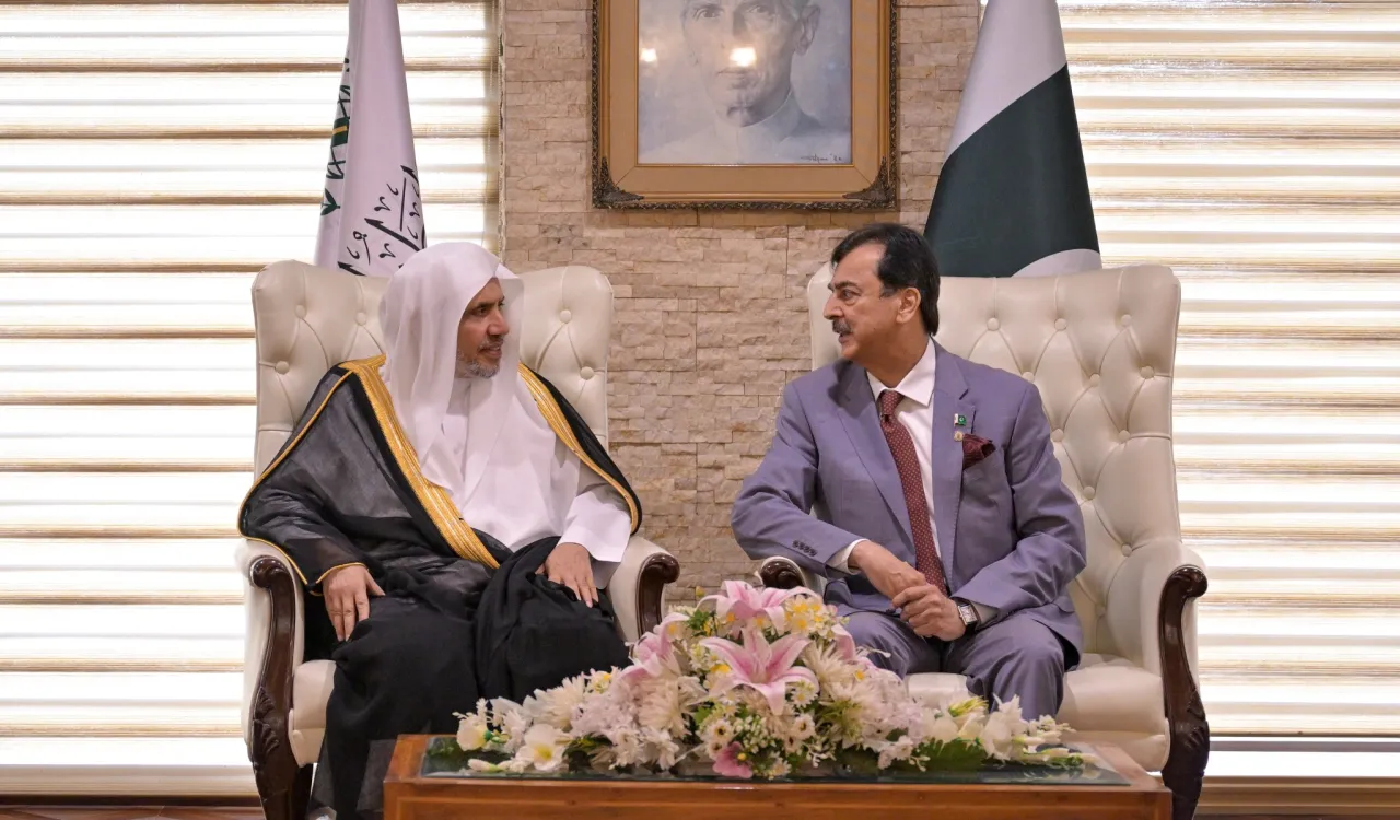 ‏دولةُ رئيس مجلس الشيوخ الباكستاني، السيد يوسف رضا جيلاني، يستضيفُ معالي الأمين العام، رئيس هيئة علماء المسلمين، فضيلة الشيخ د.⁧‫محمد العيسى‬⁩ ‬⁩، في مقرّ المجلس، بحضور كافة الأحزاب والأعضاء