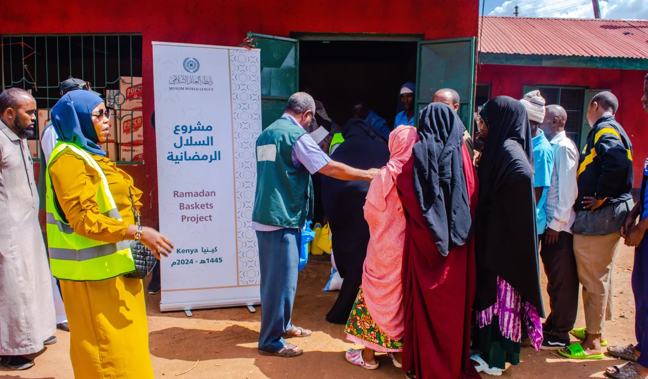 رابطہ عالم اسلامی کے قافلے، اسلامی دنیا اور اقلیتی ممالک میں انتہائی ضرورت مند طبقات کے اندر رمضان غذائی پیکٹ پروگرام کی تقسیم کا عمل جاری رکھے ہوئے ہیں۔ یہاں عطا کا یہ قافلہ  پیارے ”کینیا“میں اترا ہے: