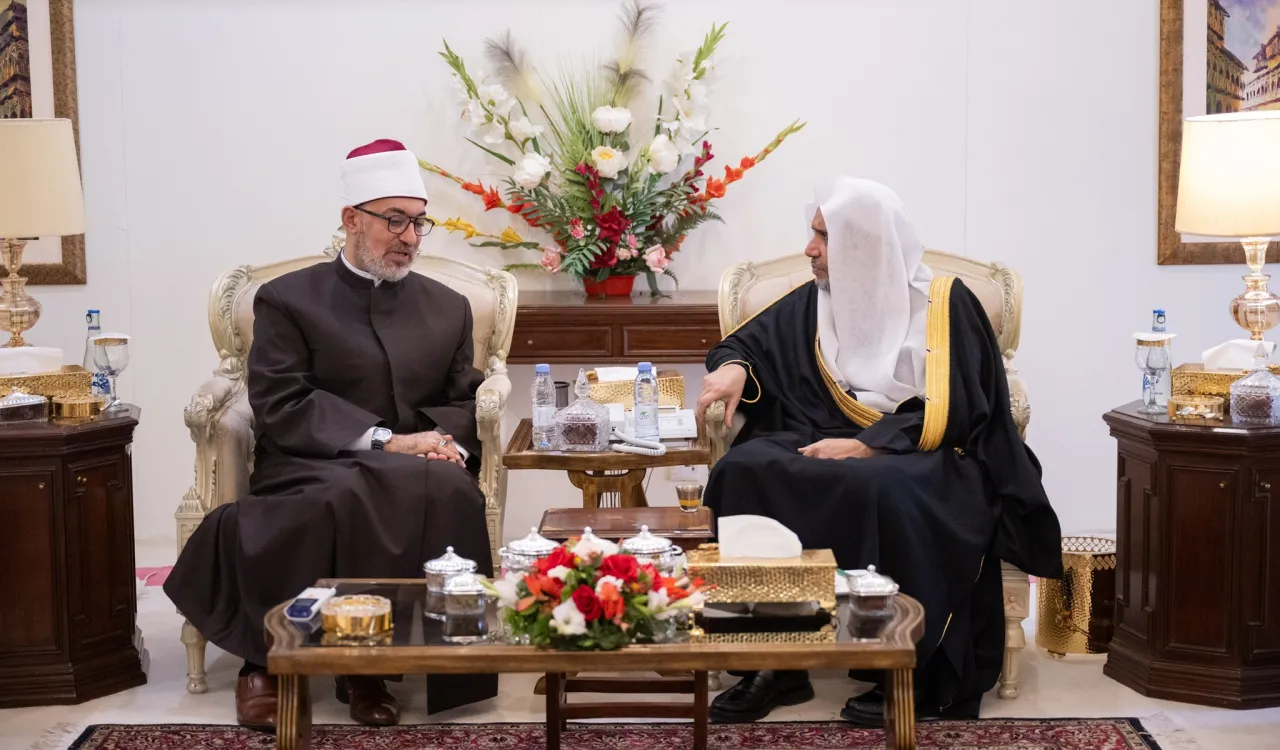 در چارچوب راه‌اندازی طرح ابتکاری آموزش دختران در جوامع مسلمان:  جناب دبیرکل، و رئیس انجمن علمای مسلمان، آقای دکتر شیخ محمد العیسی،   , در محل اقامت خود در پایتخت پاکستان، اسلام‌آباد، میزبان مفتی سرزمین مصر، جناب آقای دکتر شیخ نظیر محمد عیاد بود