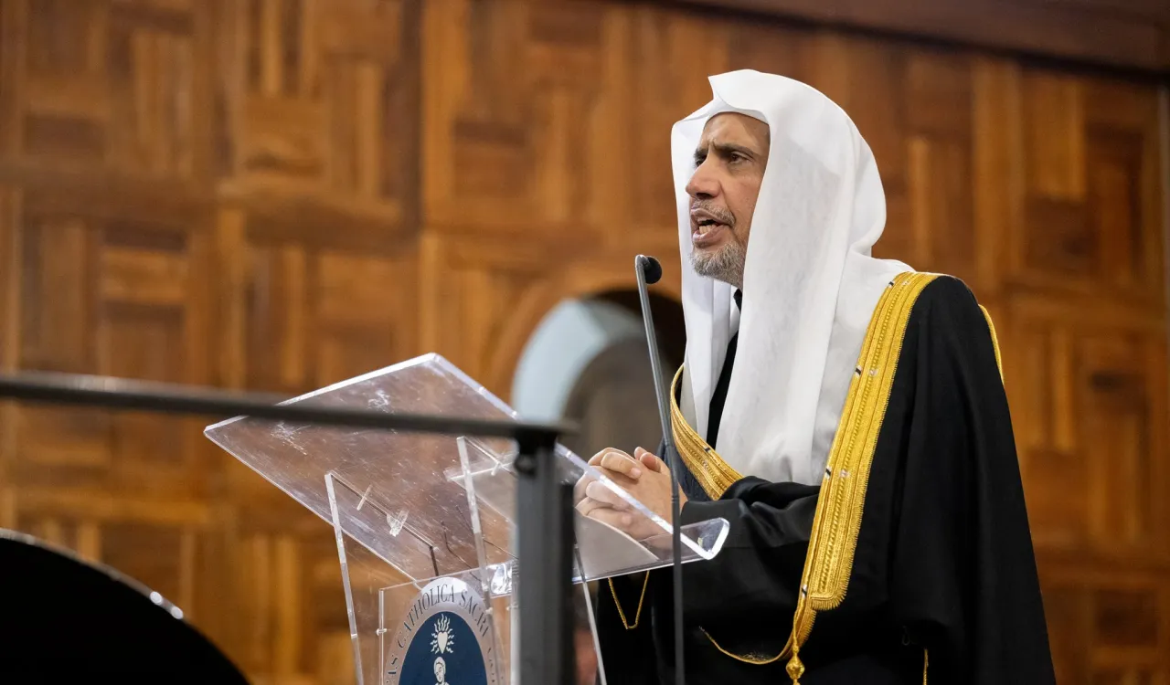 "از دانشگاه کاتولیک کهن و برجسته شهر میلان در ایتالیا، جایزه‌ای بی‌سابقه برای حمایت از مطالعات اسلامی و آموزش زبان عربی در اروپا راه‌اندازی شد، پس از آنکه اخیراً آقای دکتر شیخ محمد العیسی، دبیر کل و رئیس انجمن علمای مسلمان، آن را افتتاح کرد." 