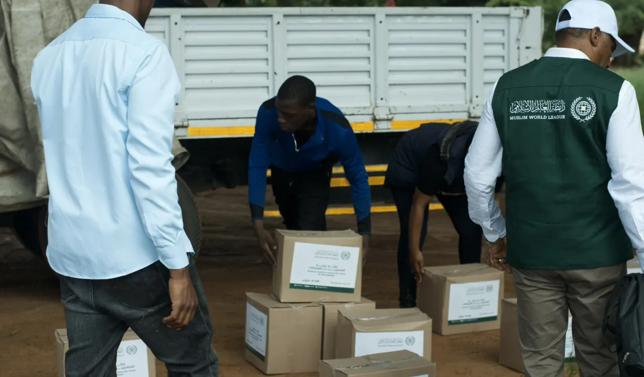 ‏بعد تضرر الآلاف جرّاء الفيضانات والسيول التي اجتاحت موزمبيق:  ‏حملةٌ إغاثيةٌ عاجلةٌ تواصلُ ⁧‫#رابطة_العالم_الإسلامي‬⁩ تنفيذها لمساندة المتضررين من هذه الكارثة، تتضمَّن توزيعَ المواد العذائية والإيوائية، بالتنسيق المباشر مع الجهات الحكومية المختصَّة.