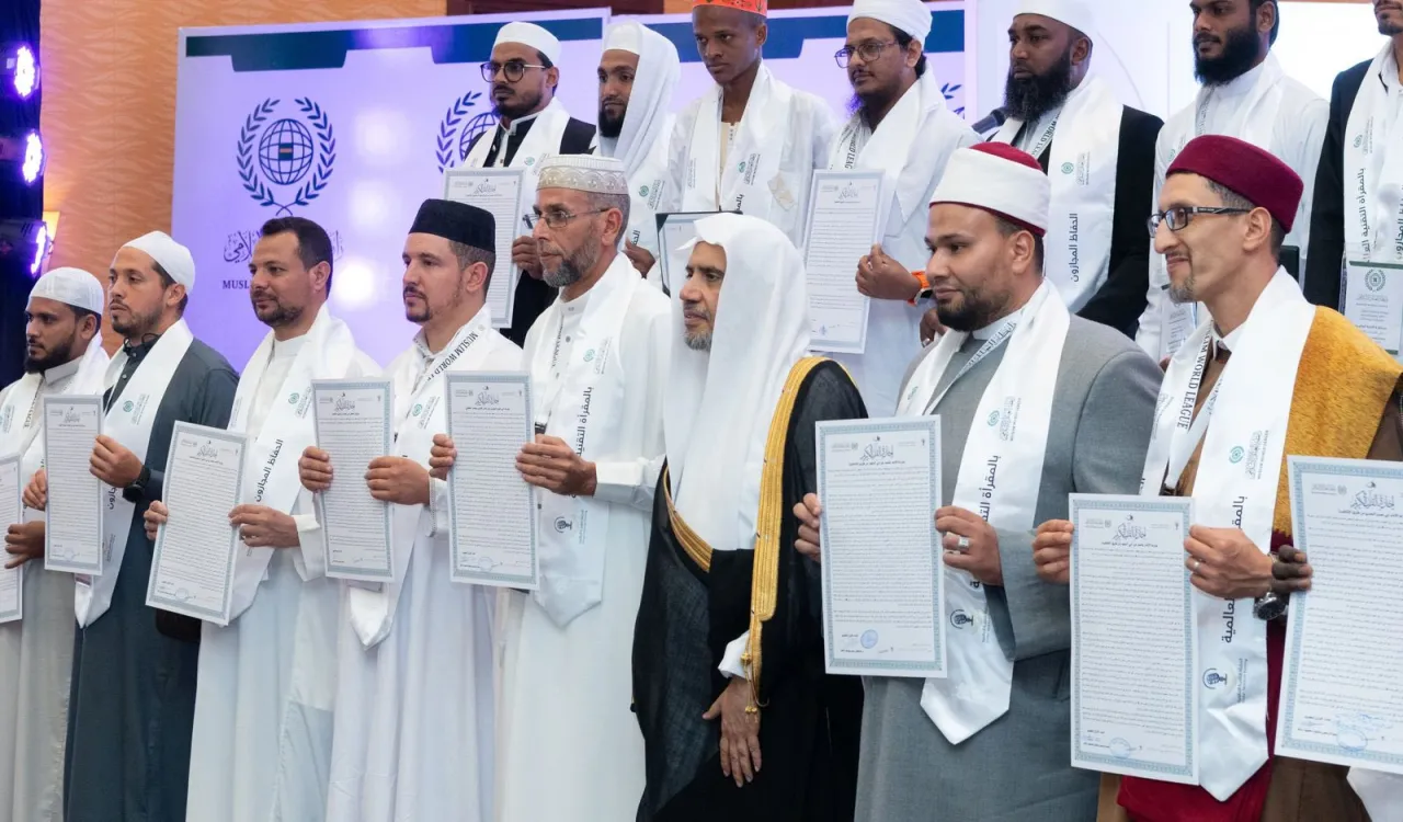 ‏الإجازات القرآنية بالسَّند المُتَّصل إلى سيدنا ونبينا الكريم صلى الله عليه وسلم، شرَفٌ جليلٌ تعتَزُّ به ⁧‫رابطة العالم الإسلامي‬⁩ وتضطلع بوصلِه لنخبة أبناء الامة؛ الحُفّاظ والحافظات حول العالم: