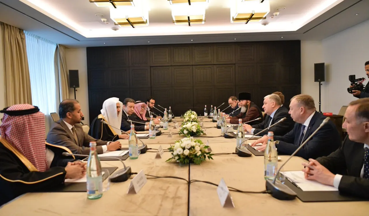 D. Mohammad Alissa signe à Moscou des accords (les premiers de ce genre) de coopération entre la Ligue Islamique Mondiale et le FSCSE en Russie pour promouvoir la modération, la tolérance, l’intégration.