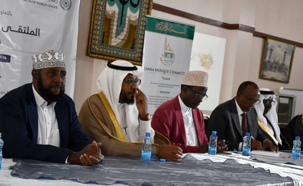 Sebagai alat untuk hidup berdampingan antar agama & budaya serta mempererat ikatan komunitas negara-negara yang beraneka ragam di seluruh dunia.  Liga Muslim Dunia meluncurkan program untuk melatih para imam & mubaligh di Afrika, bekerja sama dengan Dewan