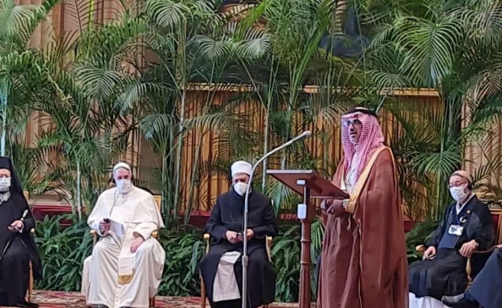 En présence du Pape François : Cheikh Mushabab Al-Qahtani prononce un discours au nom du Secrétaire général de la LIM cheikh Mohammad Alissa lors de la conférence :