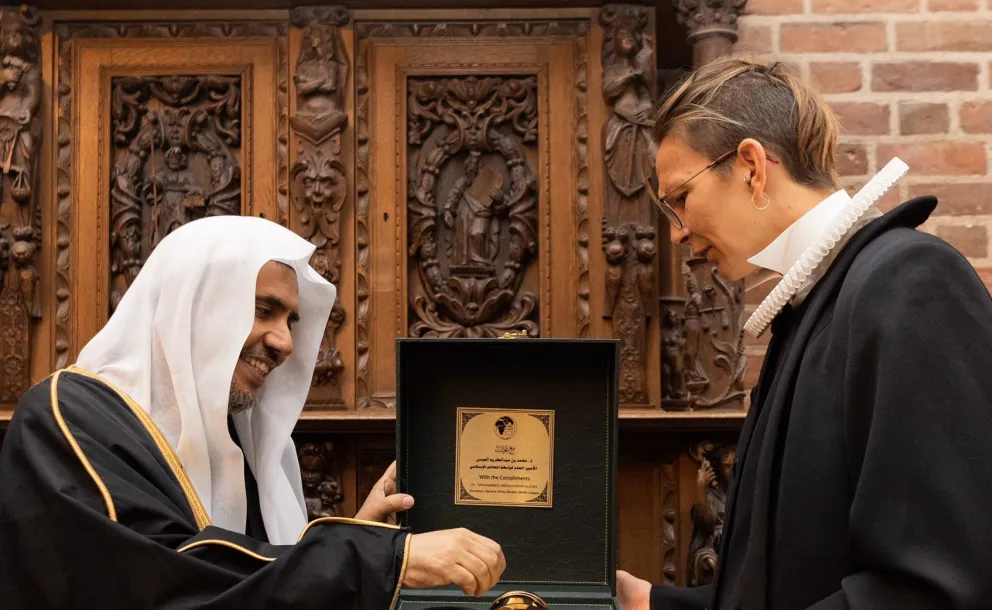 Le D.Mohammad Alissa durant une remise de cadeau à la responsable de la cathédrale Roskilde, qui est officiellement celle de la famille royale danoise dans le cadre des relations de l’entraide entre les adeptes des religions des cultures basées sur les dénominateurs communs.