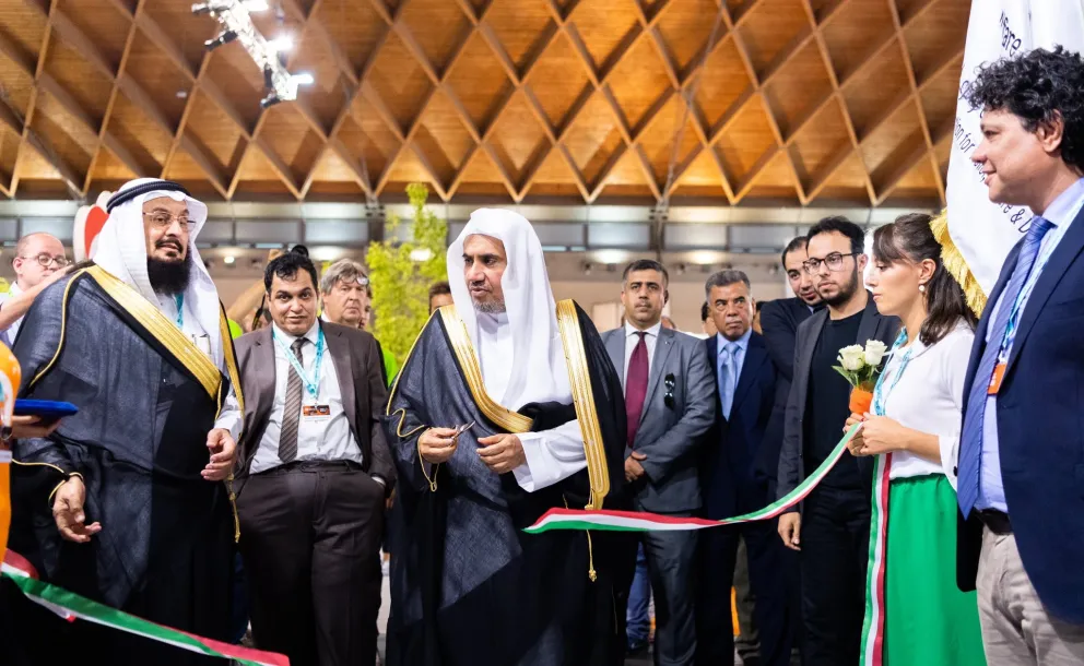 Le D.Mohammad Alissa a inauguré une aile d’exposition de la Ligue Islamique Mondiale au Forum de Rimini pour l’amitié entre les peuples qui plus d’un million de visiteurs et qui est considéré comme l’un des plus grands forums d’Europe.