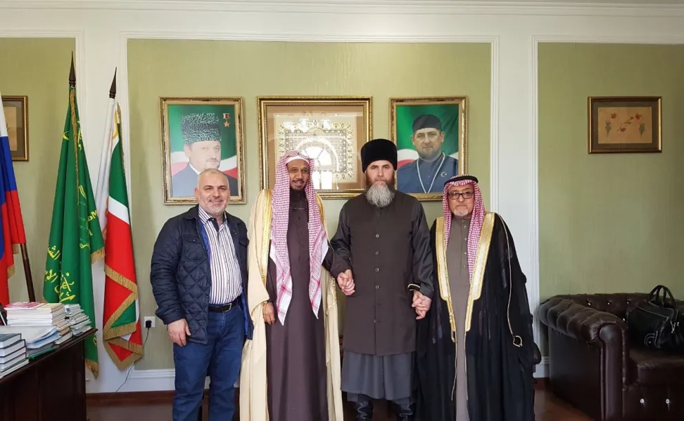 Le Grand Mufti de Tchétchénie, Cheikh Mezhiev recevant le SG de l’Organisation Mondiale pour le Coran et la Sounna, Cheikh Basfar et le Directeur Général des Congrès et des Organisations de la LIM, Mr. Rahmatallah dans la capitale tchétchène Grozny.