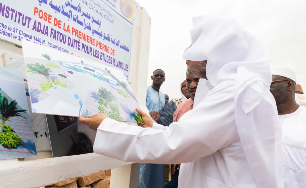 Le D.Mohammad Alissa pose la pierre angulaire pour un dispensaire de santé et un institut d’études arabes dans la ville de Thiès au Sénégal.