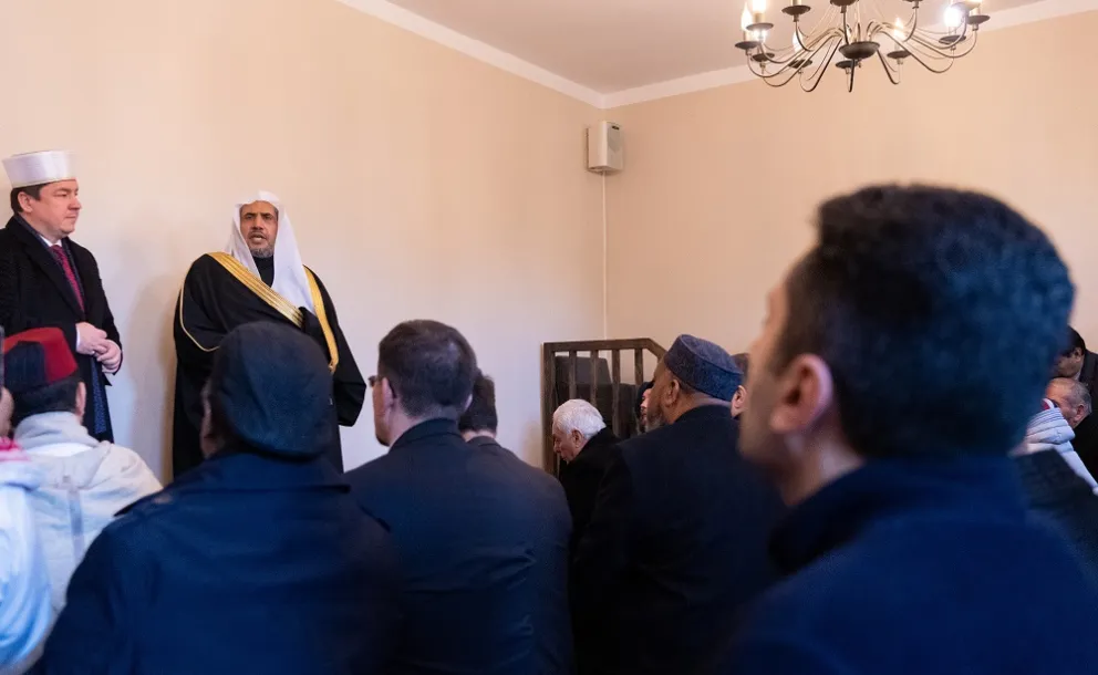 En présence d’un certain nombre de grands savants et de responsables musulmans de divers courants, le mufti de Pologne invite Mohammad Alissa à tenir un discours dans la grande mosquée de Varsovie.