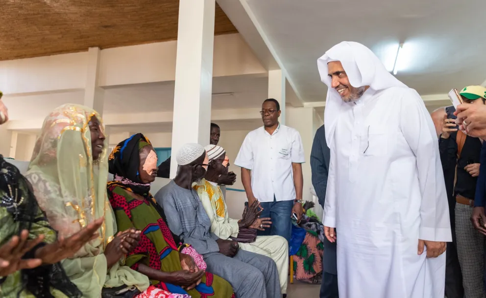 Le D.Mohammad Alissa inaugure une campagne d’aide médicale de lutte contre la cécité en Afrique en s’assurant du bon déroulement des opérations.