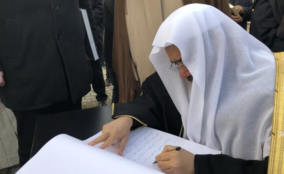 HE Dr. Mohammad Alissa signs the Visitors’ Book at Auschwitz Museum, expressing interfaith solidarity and hopes that such crimes will never be repeated