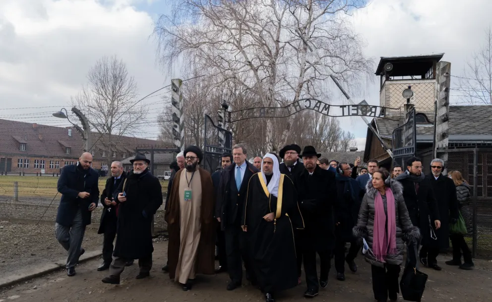 En janvier dernier, MohammadAlissa est devenu le plus haut dirigeant musulman à visiter Auschwitz en commémoration du 75e anniversaire de la libération des camps. La LIM est fermement résolue à combattre l’antisémitisme et le négationnisme.